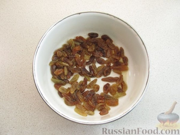 Шоколадный кекс с бананом, изюмом и ореховой пастой