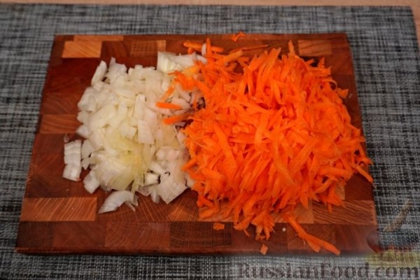 Свиные рёбра, тушенные с капустой, фасолью и помидорами