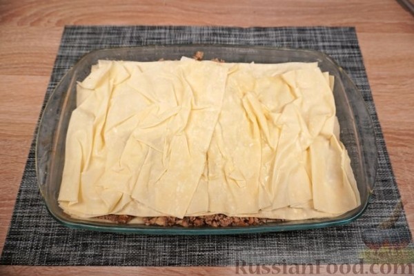 Бугаца с фаршем и грибами (пирог из теста фило)