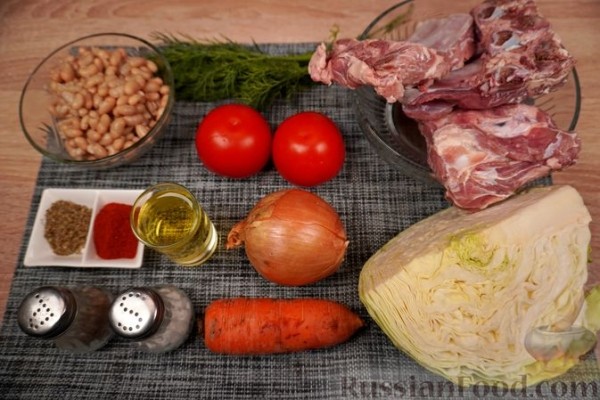 Свиные рёбра, тушенные с капустой, фасолью и помидорами