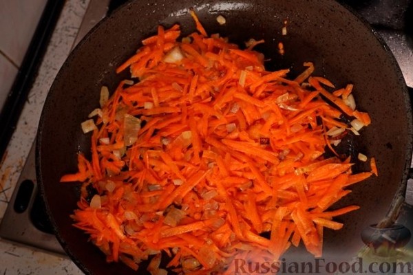 Свиные рёбра, тушенные с капустой, фасолью и помидорами