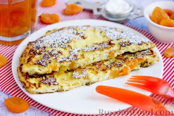 Сладкий омлет с творогом и курагой
