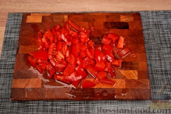 Свиные рёбра, тушенные с капустой, фасолью и помидорами