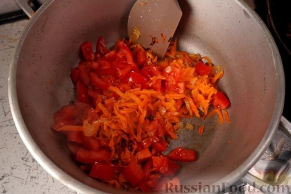 Свиные рёбра, тушенные с капустой, фасолью и помидорами
