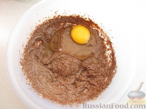 Шоколадный кекс с бананом, изюмом и ореховой пастой