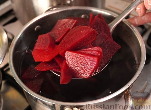 Свекольный бульон с мясными ушками