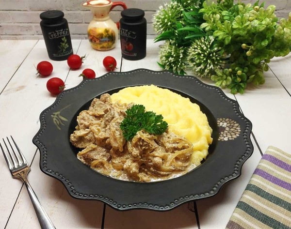 Куриная печень с луком в сметане