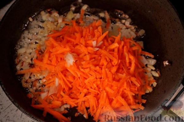 Свиные рёбра, тушенные с капустой, фасолью и помидорами