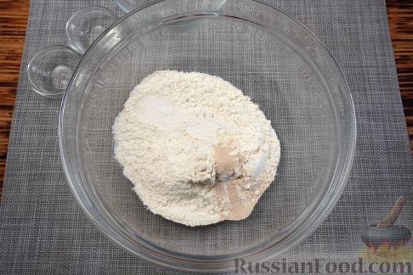 Дрожжевые лепёшки на йогурте, с кинзой, укропом и зелёным луком
