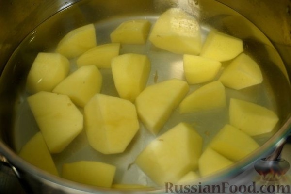 Картофельные булочки с яйцами, зеленью и сыром