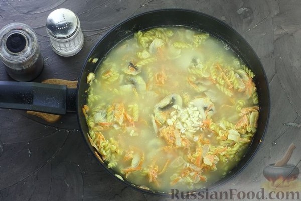 Макароны с грибами и фасолью (на сковороде)