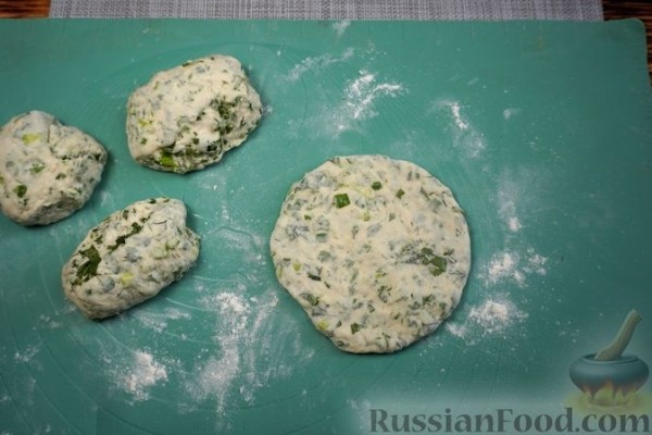 Дрожжевые лепёшки на йогурте, с кинзой, укропом и зелёным луком