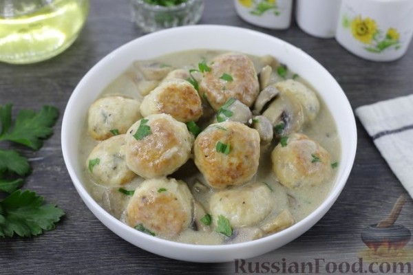 Куриные тефтели в грибном соусе