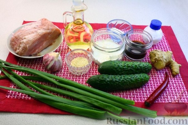 Жареная свинина с огурцами, чесноком, имбирём и перцем чили
