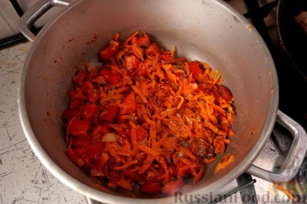 Свиные рёбра, тушенные с капустой, фасолью и помидорами