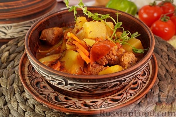 Гуляш с колбасками