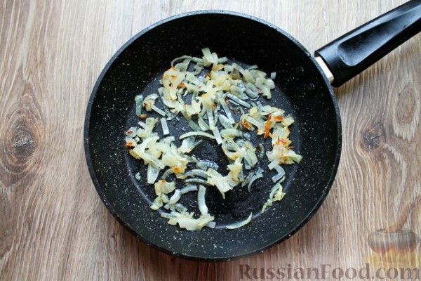 Яичница с луком и лесными грибами