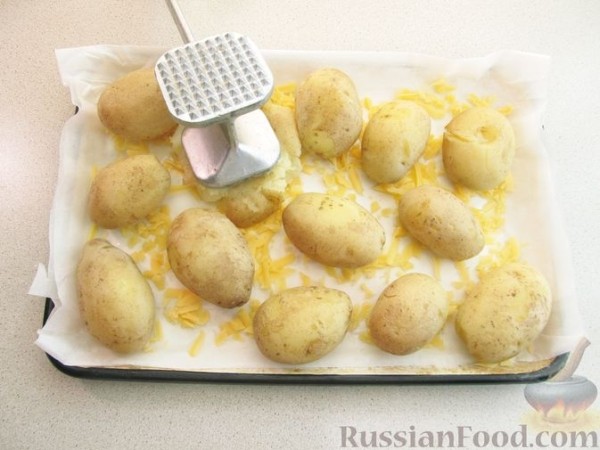 Запечённая молодая картошка с сыром
