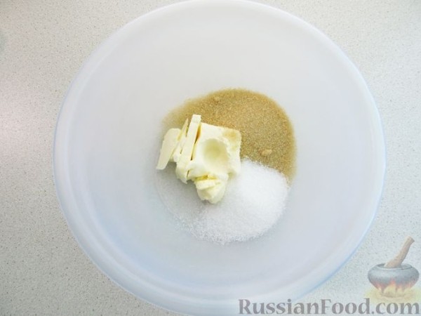 Шоколадный кекс с бананом, изюмом и ореховой пастой
