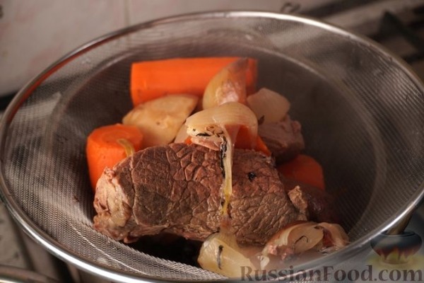 Свекольный бульон с мясными ушками