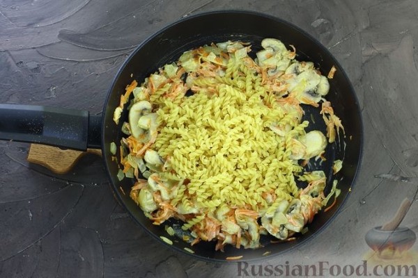 Макароны с грибами и фасолью (на сковороде)