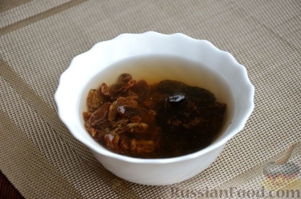 Кекс с черносливом, изюмом и шоколадной глазурью