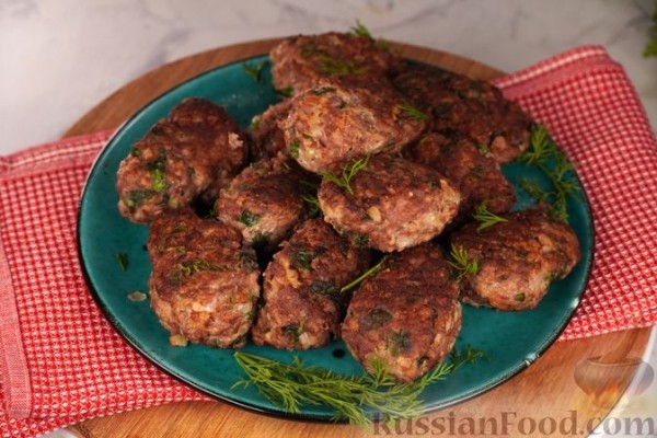 Котлеты из фарша со шпинатом и овсяными хлопьями