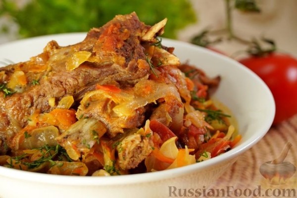 Свиные рёбра, тушенные с капустой, фасолью и помидорами