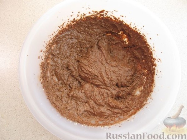 Шоколадный кекс с бананом, изюмом и ореховой пастой