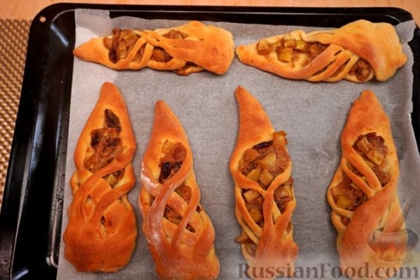Булочки с яблоками и изюмом, из дрожжевого теста "Водолаз"