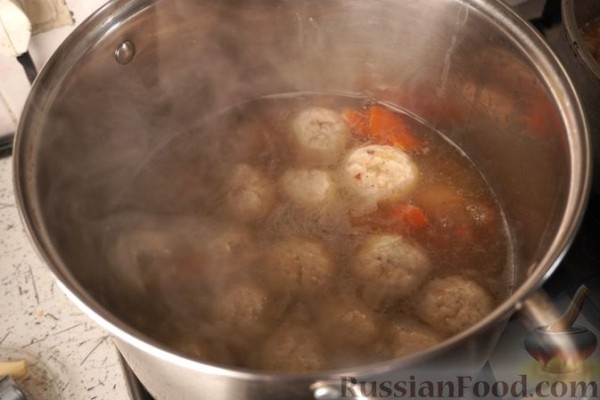 Рыбный суп с фрикадельками и сметаной