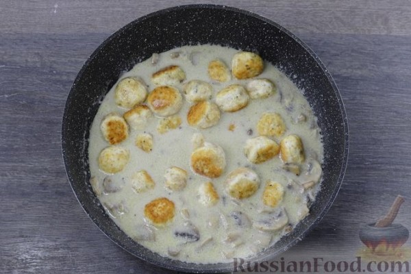 Куриные тефтели в грибном соусе