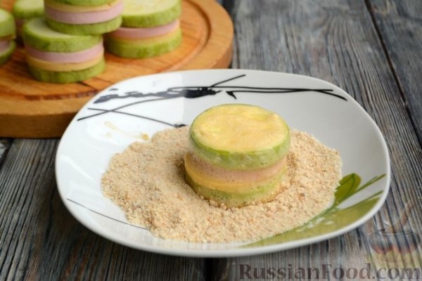 Жареные кабачки с начинкой из колбасы и сыра