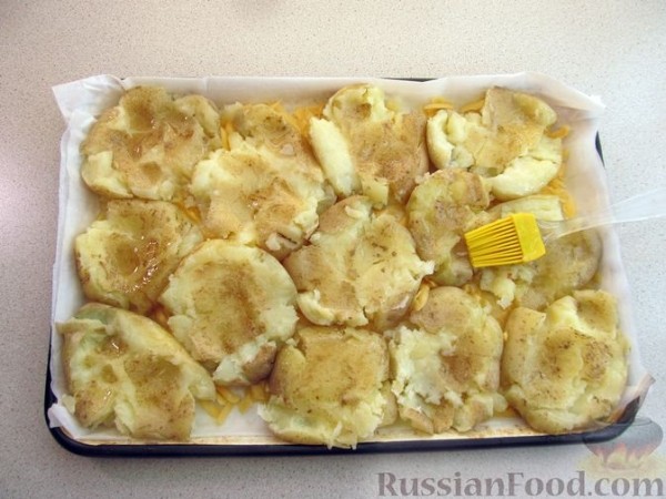 Запечённая молодая картошка с сыром