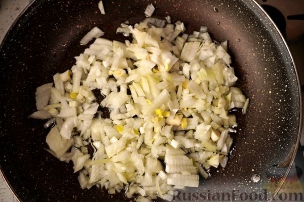 Рулетики из телятины с рисом и грибами, в сметанном соусе