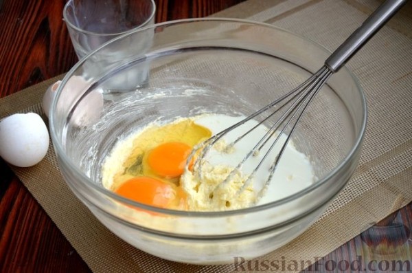 Кекс с черносливом, изюмом и шоколадной глазурью