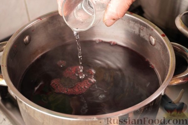 Свекольный бульон с мясными ушками