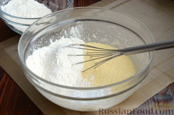 Кекс с черносливом, изюмом и шоколадной глазурью