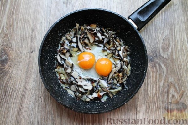 Яичница с луком и лесными грибами