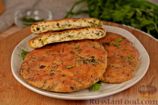 Дрожжевые лепёшки на йогурте, с кинзой, укропом и зелёным луком