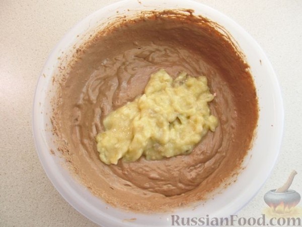 Шоколадный кекс с бананом, изюмом и ореховой пастой