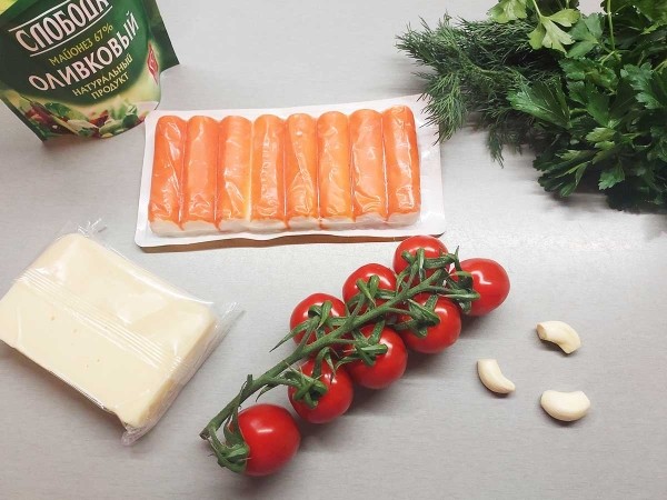 Салат с крабовыми палочками, сыром и помидорами