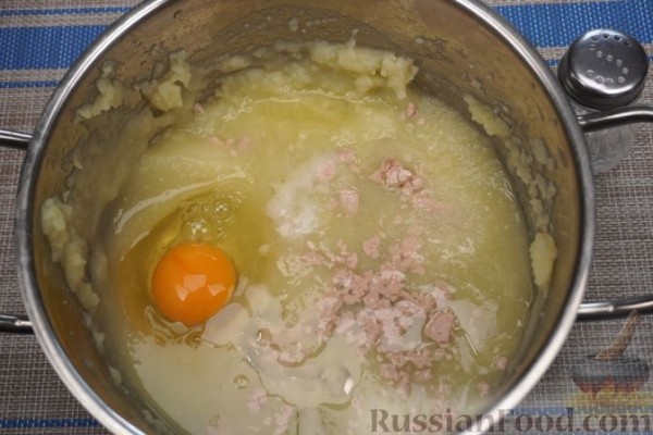 Картофельные булочки с яйцами, зеленью и сыром