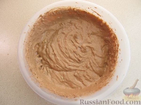 Шоколадный кекс с бананом, изюмом и ореховой пастой