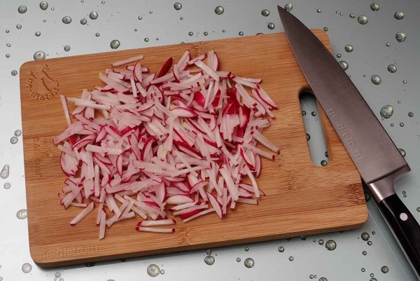 Салат с редисом, огурцом и яйцом