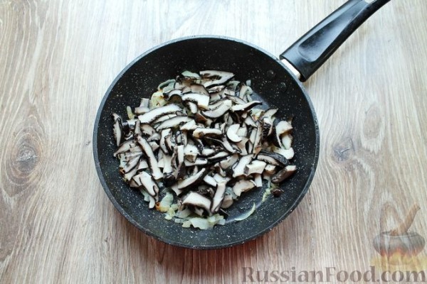 Яичница с луком и лесными грибами