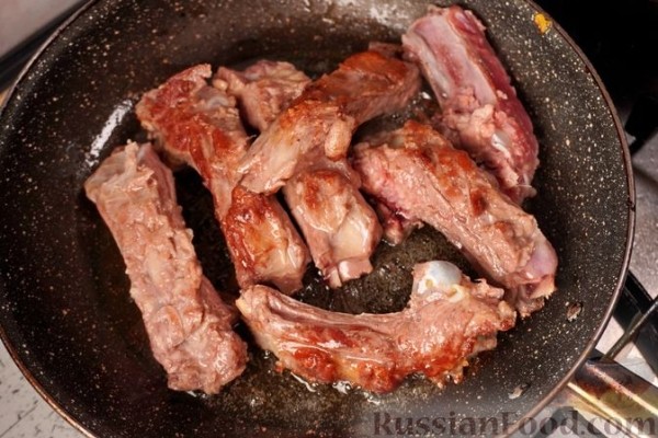 Свиные рёбра, тушенные с капустой, фасолью и помидорами