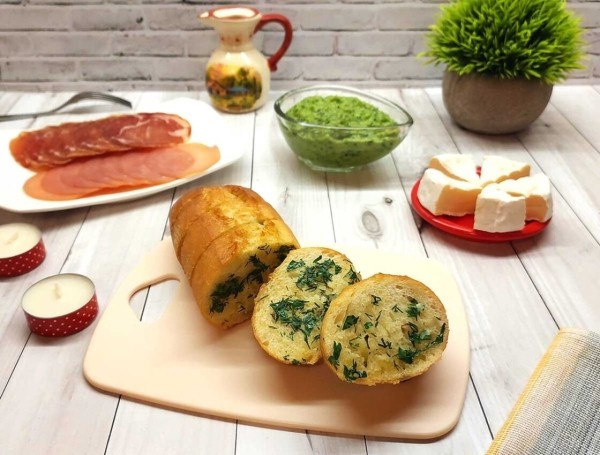 Багет с чесноком и зеленью