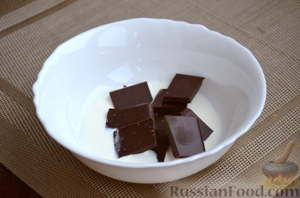 Кекс с черносливом, изюмом и шоколадной глазурью
