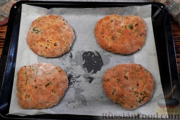 Дрожжевые лепёшки на йогурте, с кинзой, укропом и зелёным луком